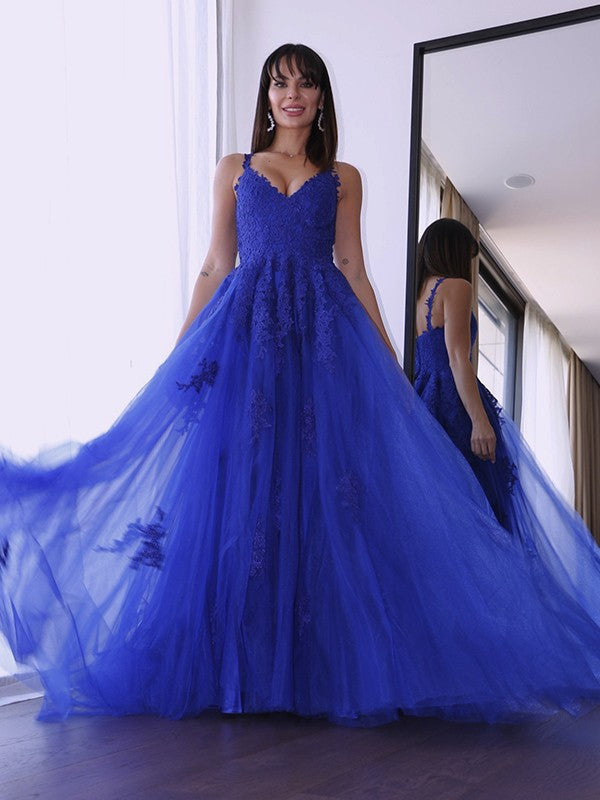 Vestidos de graduación elegantes de tul con escote en V y apliques sin mangas