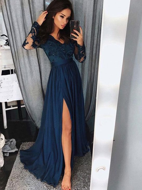 Vestidos de graduación de corte A/elegante con escote en V, mangas largas, apliques y fruncido en satén y gasa