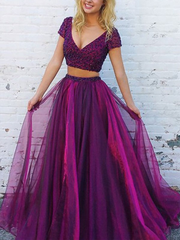 Vestidos de graduación de dos piezas de tul con cuentas, corte en A/elegante, escote en V, mangas cortas y largo hasta el suelo.
