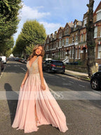 Vestidos de fiesta de tul con cuentas, sin mangas, corte en A/elegante escote en V