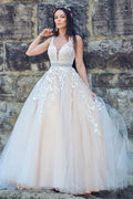 Vestidos de corte princesa/línea A con apliques de tul, sin mangas, escote en V y cola corta WD537