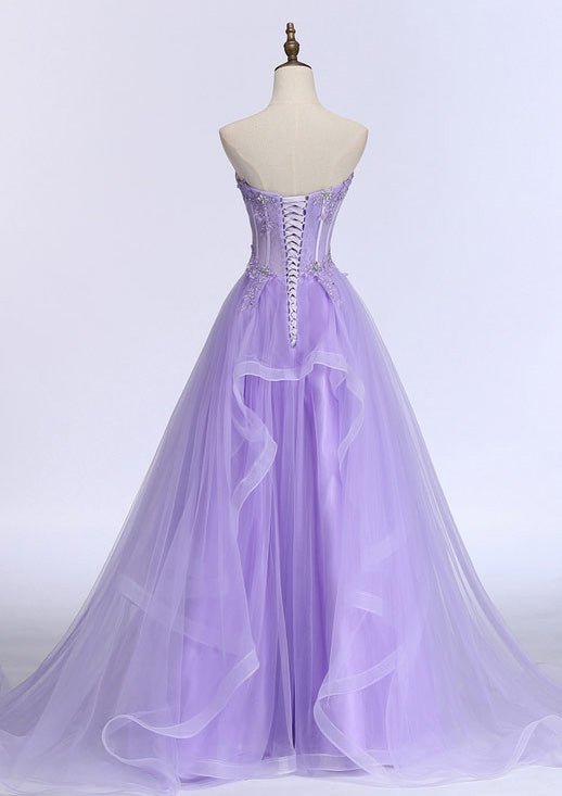 Vestido de graduación de tul con escote corazón, sin mangas, cola de barrido y apliques de cuentas, corte en A
