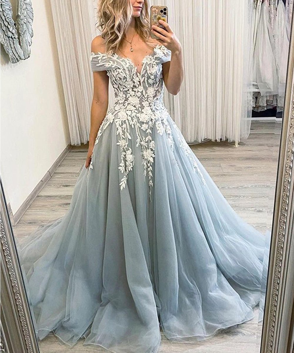 Vestidos de corte A con apliques de tul, hombros descubiertos, sin mangas y con cola de barrido.
