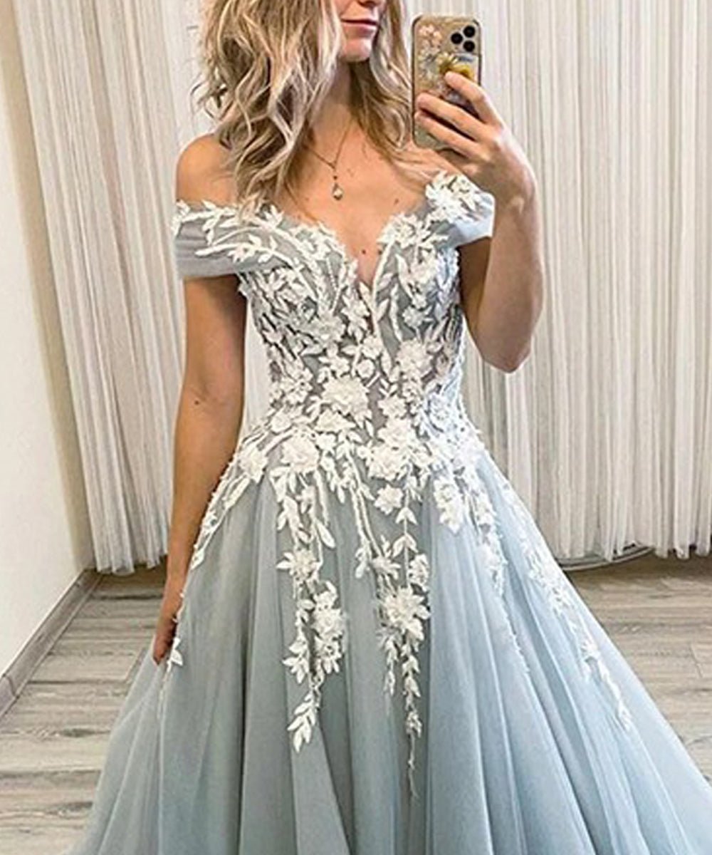 Vestidos de corte A con apliques de tul, hombros descubiertos, sin mangas y con cola de barrido.