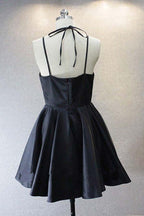 Vestido corto negro de satén con escote en V para baile de graduación o fiesta de bienvenida PD156