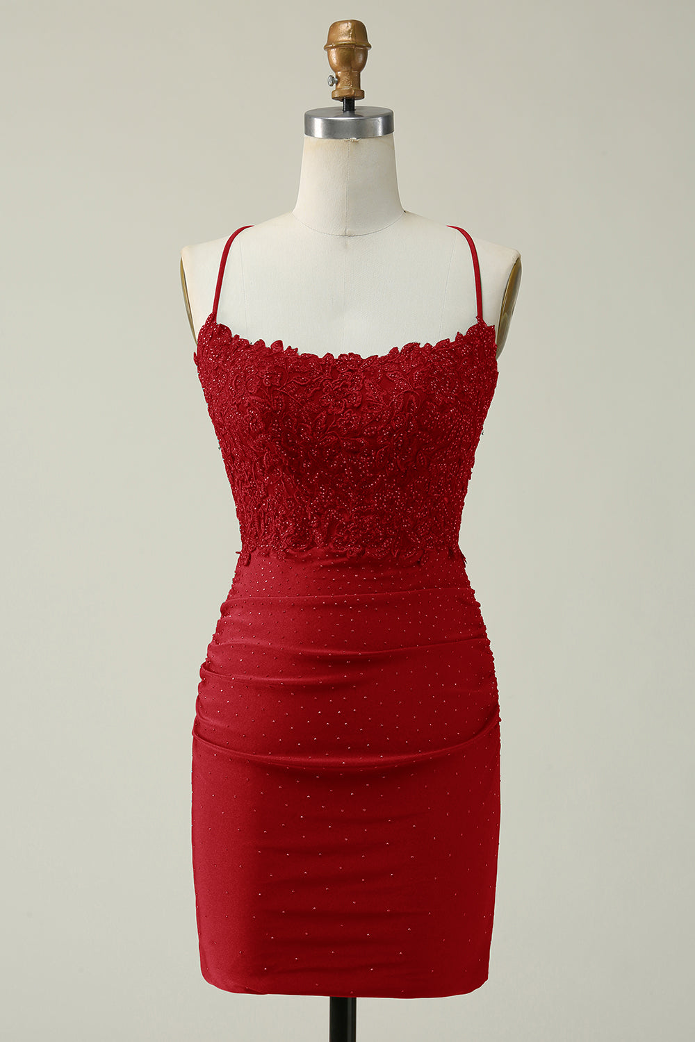 Elegante vestido corto de tirantes finos estilo tubo para baile de bienvenida con apliques