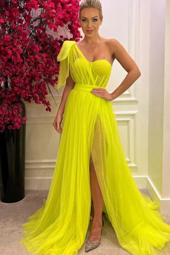 Magnifique robe de bal longue trapèze en tulle asymétrique avec fente.
