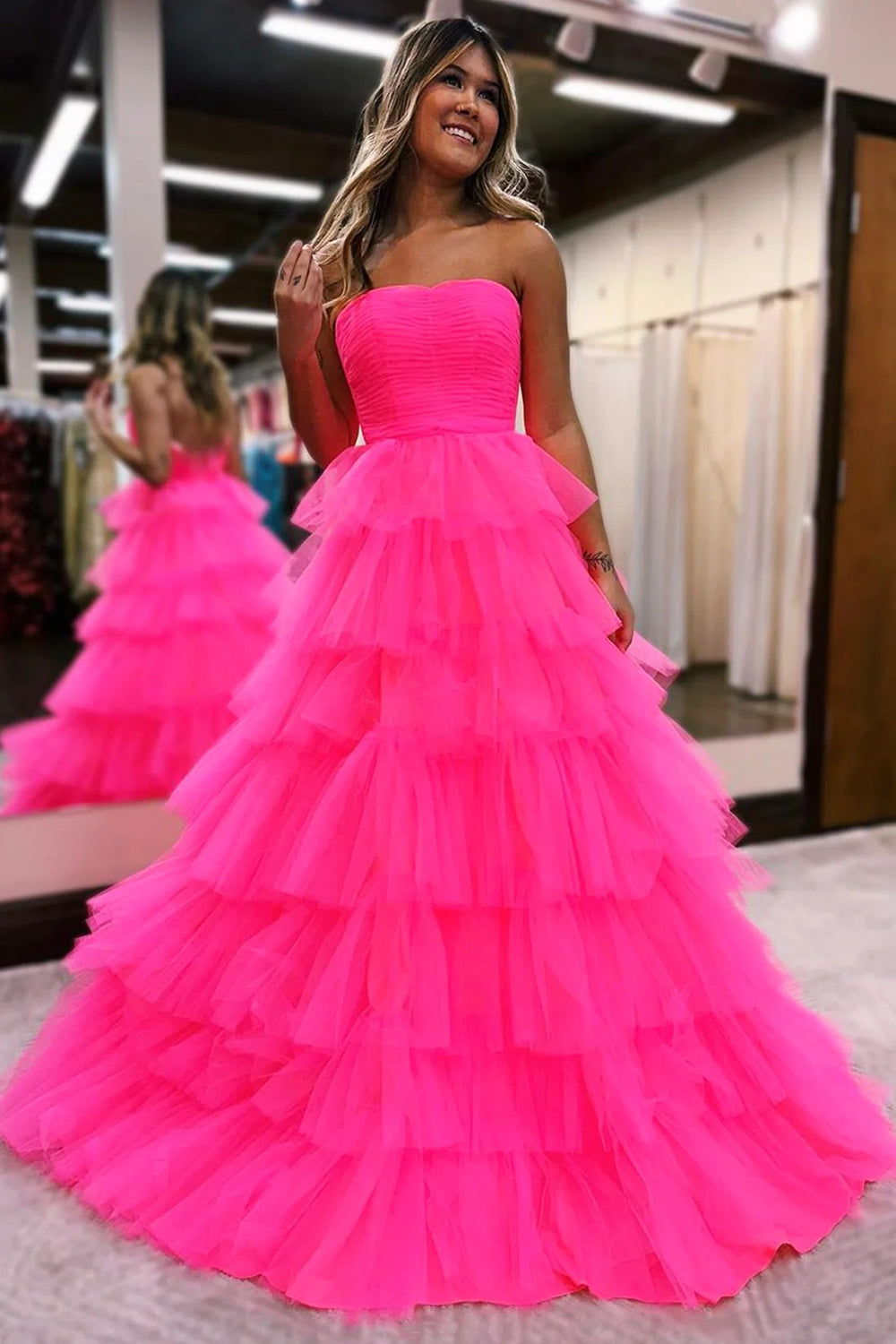 Vestido largo de fiesta rosa fucsia sin tirantes, corte en A y con volantes