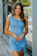 Robe fourreau asymétrique à sequins courte avec pompon, style bal de promo. Robe courte asymétrique à une épaule, ornée de sequins et de franges.