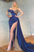 Vestido de graduación Regal Sapphire de un solo hombro con pedrería y abertura lateral