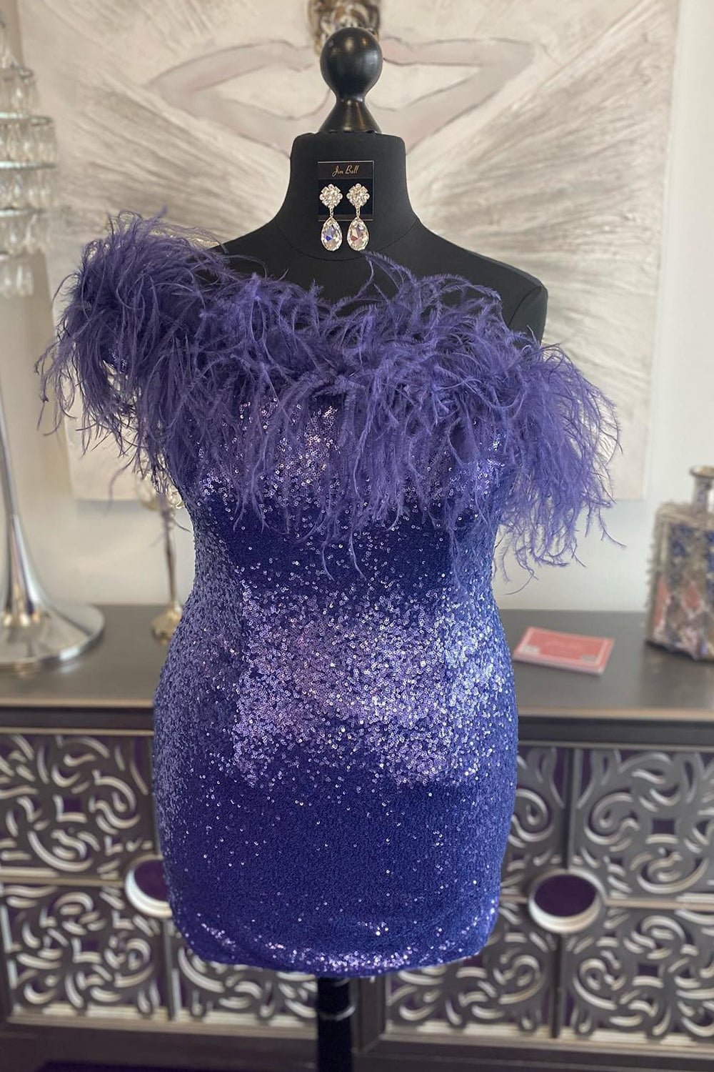 Vestido de fiesta azul claro con lentejuelas, corte sirena y un solo hombro, con plumas.