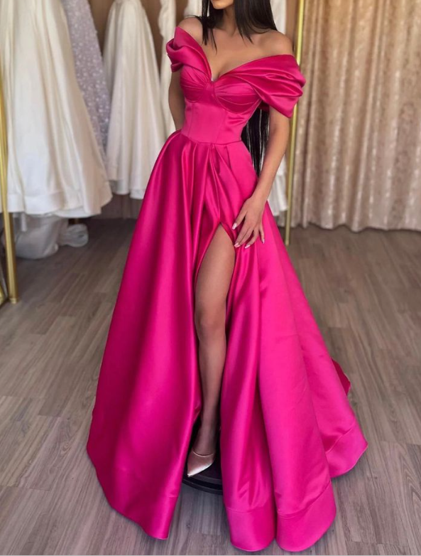 Elegante vestido largo de fiesta de satén rosa fucsia con escote en A, hombros descubiertos, pliegues y abertura (Y7644)