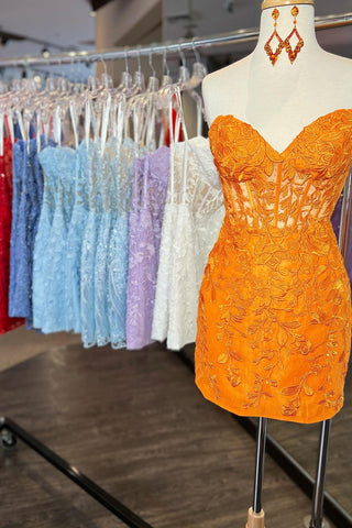 Robe de bal courte et moulante avec appliques