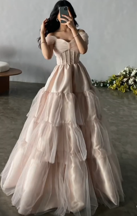 Robe de bal élégante en tulle et satin, épaules dénudées et superpositions Y7633