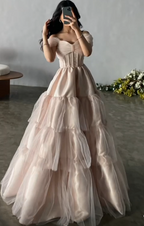 Robe de bal élégante en tulle et satin, épaules dénudées et superpositions Y7633