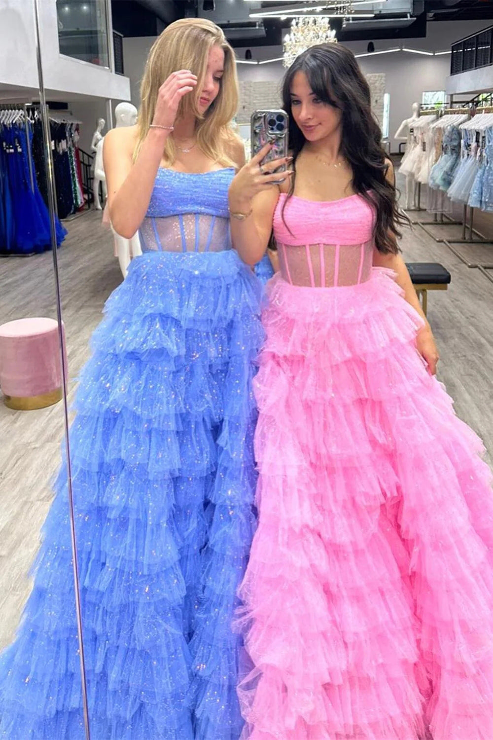 Robe de bal longue princesse en tulle doré, bustier et à volants, fendue.