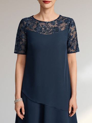 Vestido de novia de corte línea A con escote ilusión, largo hasta la rodilla, de encaje y gasa con lentejuelas.