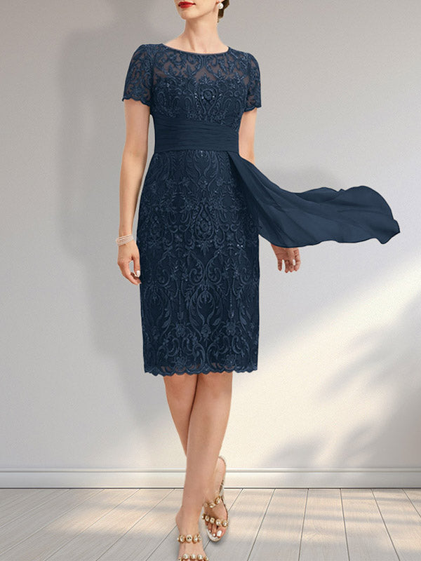 Vestido de novia de corte sirena, escote redondo, ilusión, largo hasta la rodilla, de encaje y gasa, con volantes en cascada y lentejuelas.