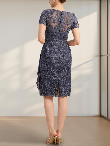 Robe de mère de la mariée en mousseline de dentelle, coupe fourreau/colonne, longueur genou, effet illusion, volants cascade et sequins