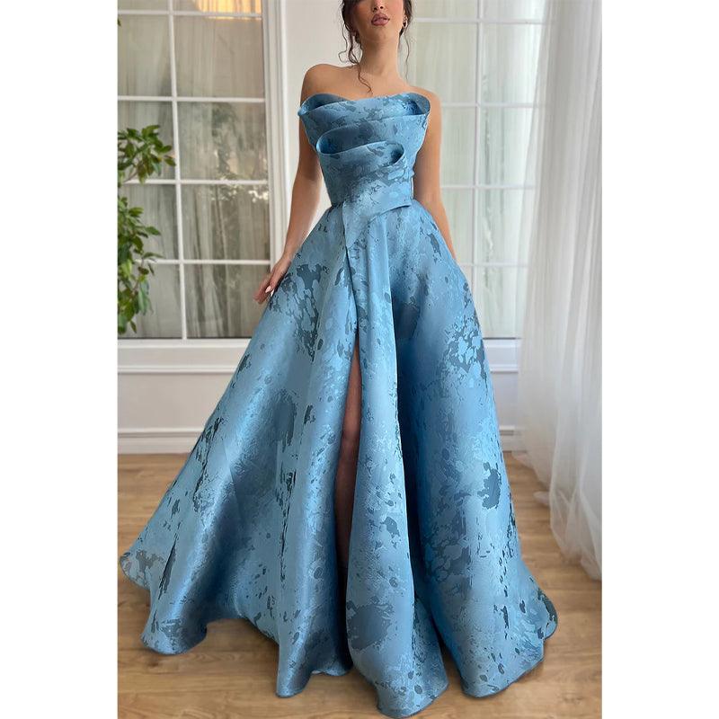 Robe de soirée en satin, coupe trapèze, sans bretelles, avec fente latérale 