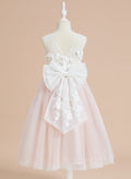 Vestido midi de encaje floral y lazo grande 