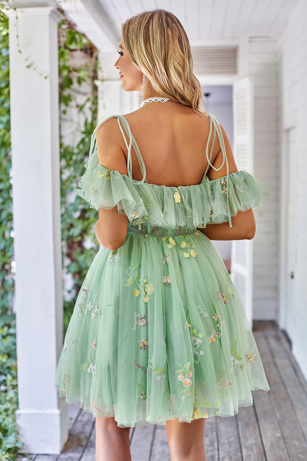 Magnifique robe de bal lilas clair à corset, coupe trapèze, épaules dénudées et broderies.