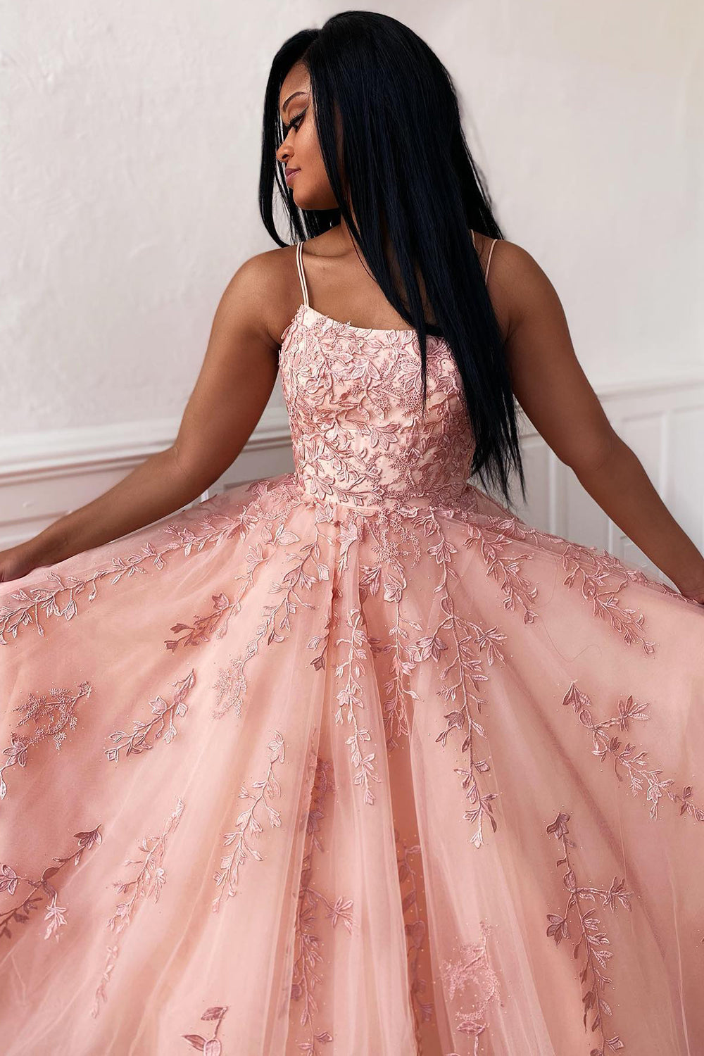 Vestido de graduación rojo de princesa con tirantes finos