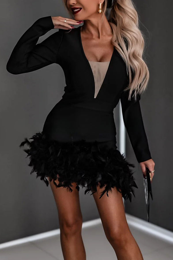 Faites votre entrée avec cette mini-robe de soirée asymétrique à manches longues et plumes. 