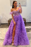 Robe de bal longue bustier trapèze en tulle à épaules dénudées et à volants, ornée de plumes.