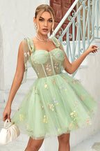 Vestido corto de fiesta gris y azul con tirantes finos y corte en A, con bordado.