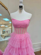 Robe de bal longue princesse en tulle doré, bustier et à volants, fendue.