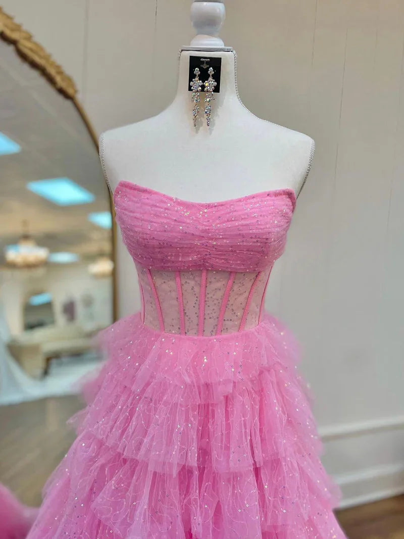 Robe de bal longue princesse en tulle doré, bustier et à volants, fendue.