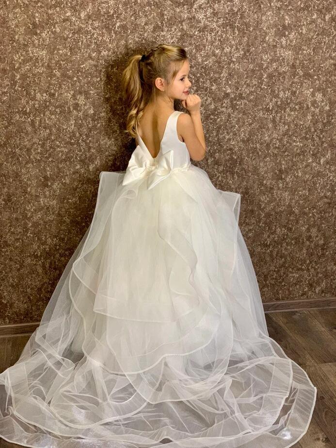 Vestido de niña de las flores de tul blanco con purpurina y lazo en la espalda.