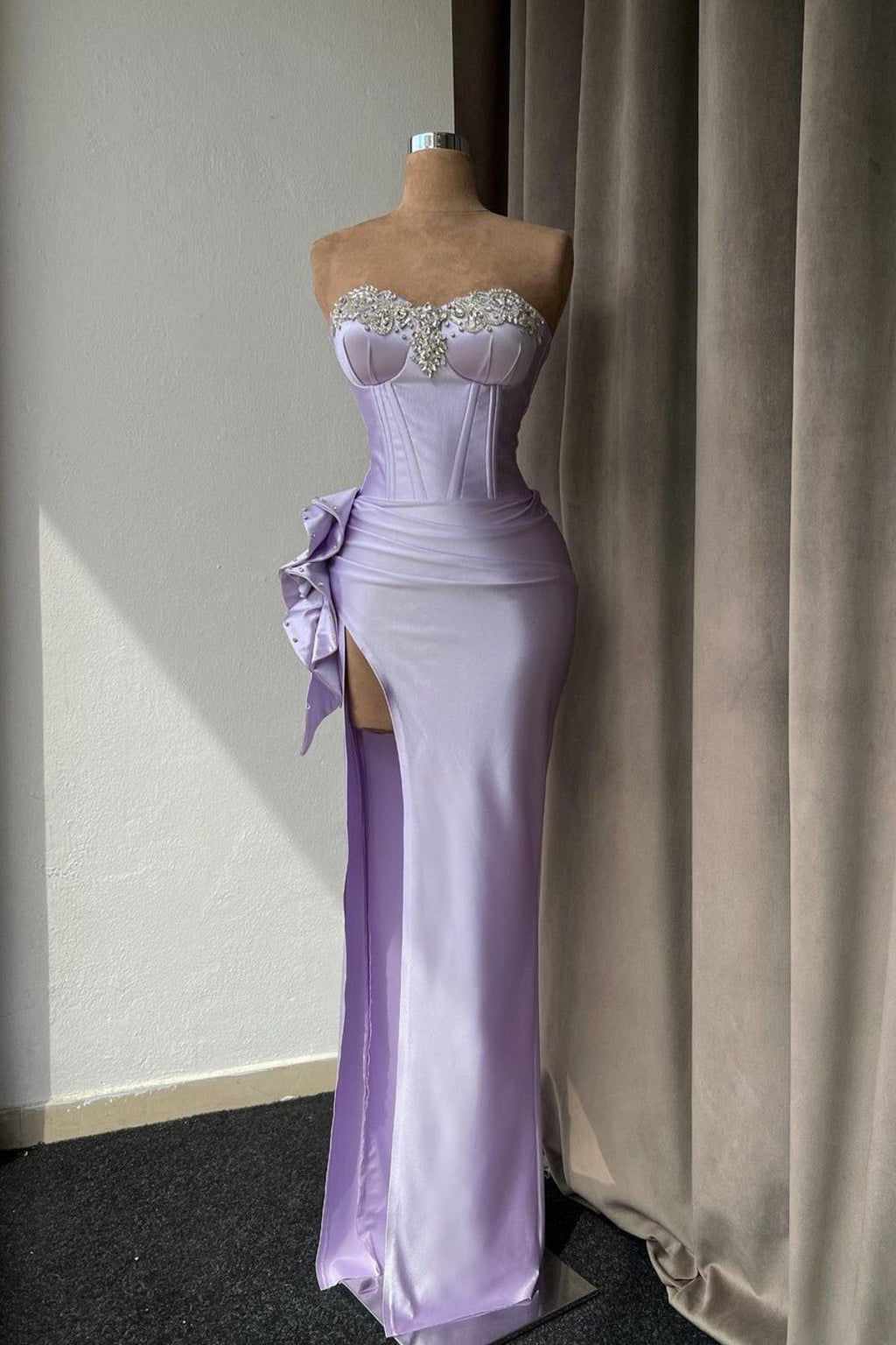Vestido de fiesta de sirena lila claro sin tirantes con abertura alta y pedrería 