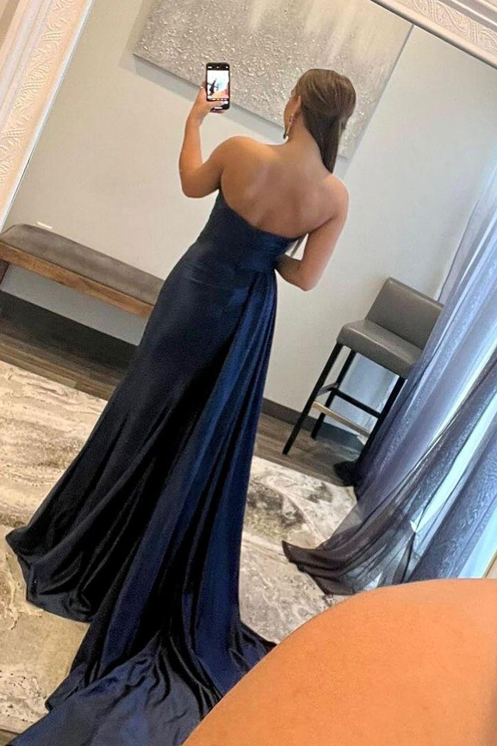 Vestido largo de fiesta azul marino con escote en A y abertura frontal