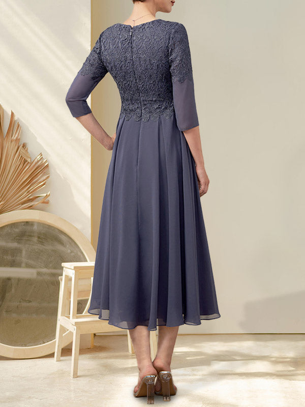 Vestido de corte A, escote en V, largo midi, de gasa, encaje y pedrería para la madre de la novia.