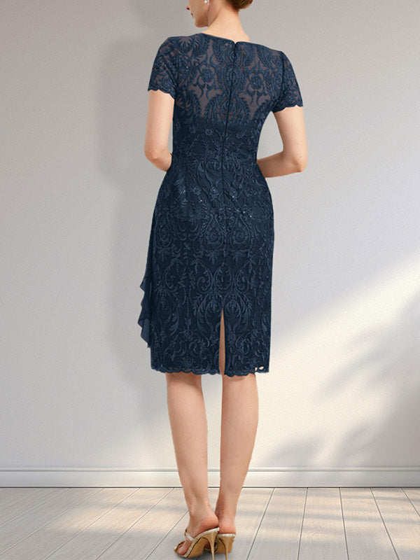 Vestido de novia de corte sirena, escote redondo, ilusión, largo hasta la rodilla, de encaje y gasa, con volantes en cascada y lentejuelas.