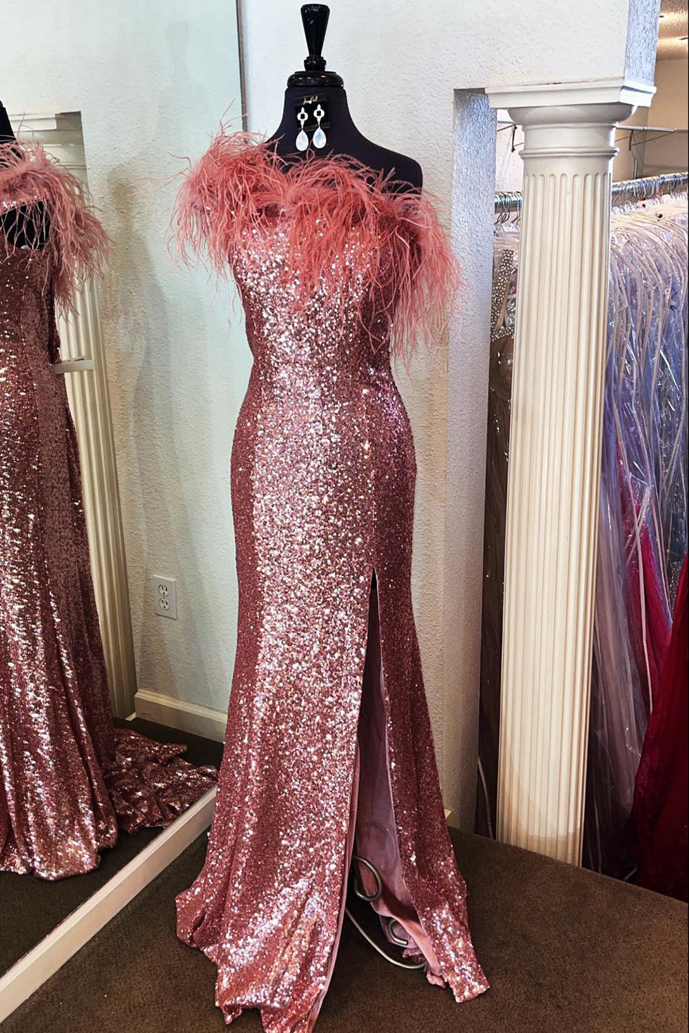 Robe de bal longue sirène sans bretelles à sequins bleu clair et plumes