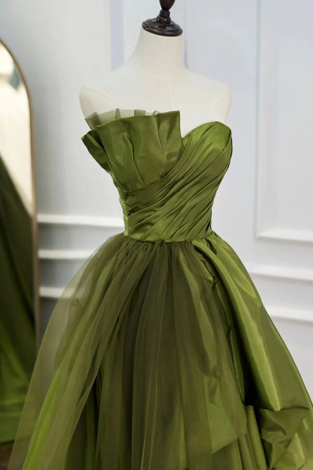 Vestido largo de fiesta verde asimétrico de corte A con tirantes y volantes