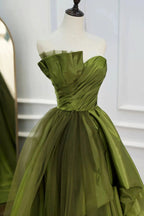 Vestido largo de fiesta verde asimétrico de corte A con tirantes y volantes