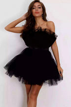 Lindo vestido corto negro sin tirantes de corte en A para baile de bienvenida