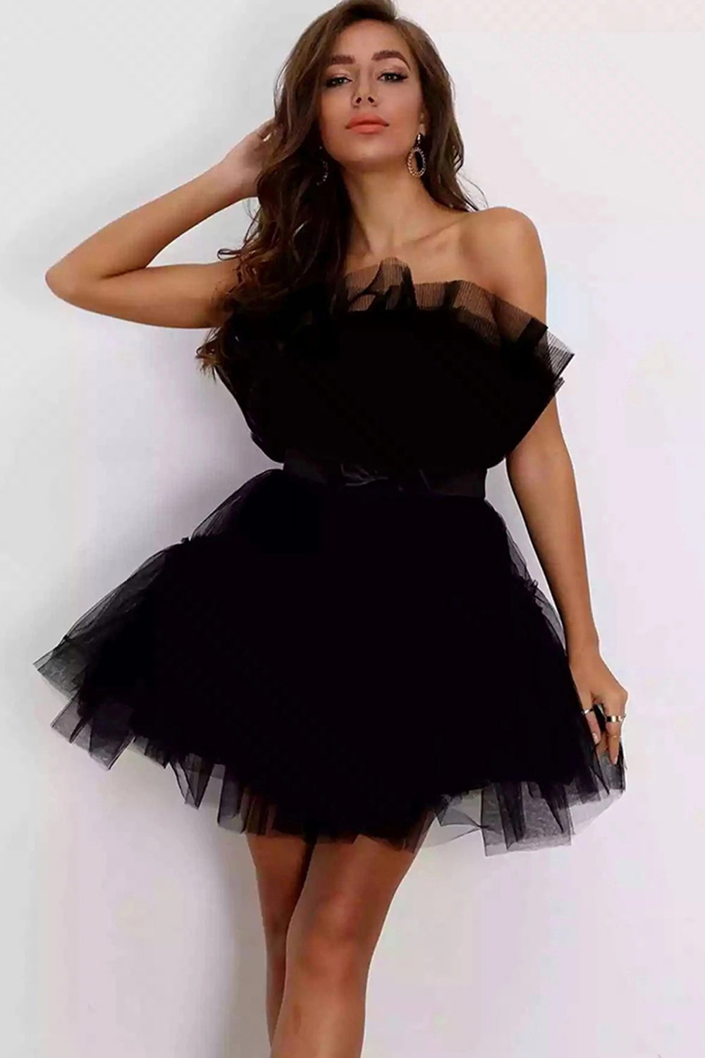 Robe de bal courte noire sans bretelles et coupe trapèze, ravissante
