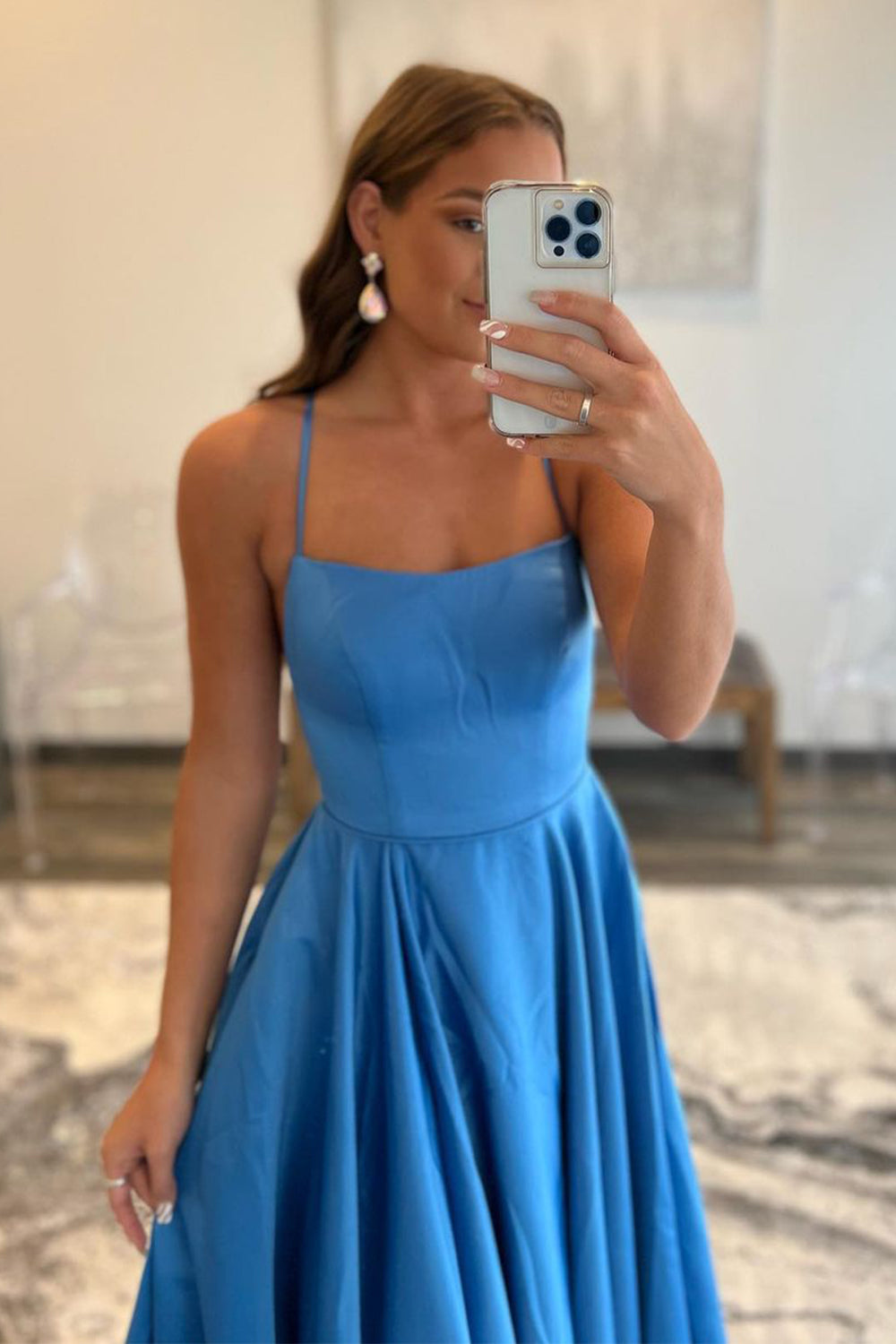 Vestido de fiesta sencillo de corte evasé con tirantes finos y bolsillos