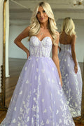 Vestido de graduación de corte línea, escote corazón, color lila, con corsé y apliques.