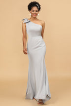 Vestido de dama de honor gris satinado de un solo hombro estilo sirena con lazo