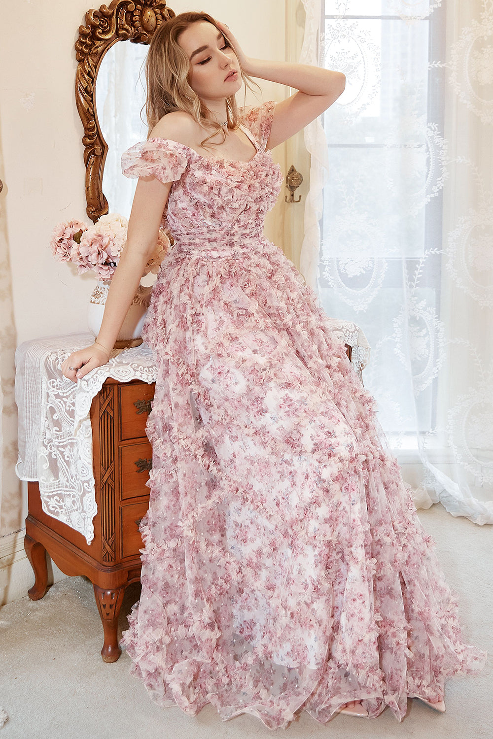 Vestido de fiesta de talla grande, corte línea, escote corazón, color marfil, con flores rojas