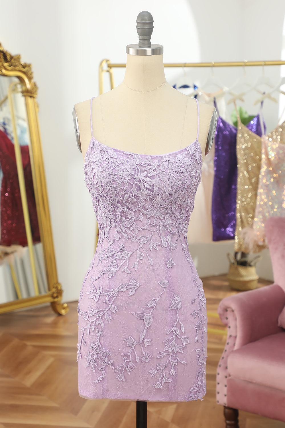 Robe de bal courte et moulante légère avec perles de dentelle