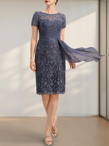 Robe de mère de la mariée en mousseline de dentelle, coupe fourreau/colonne, longueur genou, effet illusion, volants cascade et sequins