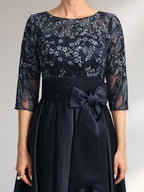 Vestido de madrina de la novia, corte asimétrico, escote ilusión, satén y encaje, con lazo.
