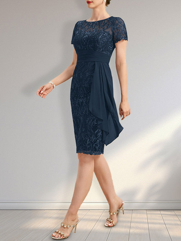 Robe fourreau illusion en mousseline de dentelle arrivant au genou, ornée de volants et de sequins en cascade, idéale pour la mère de la mariée.